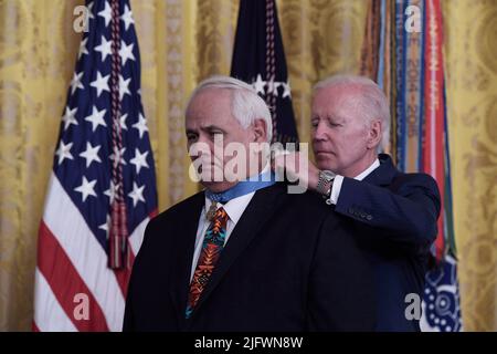 Washington, USA. 05.. Juli 2022. US-Präsident Joe Biden verleiht die Ehrenmedaille an Specialist 5. Dwight W. Birdwell, der heute am 05. Juli 2022 im East Room/White House in Washington DC, USA, im Vietnamkrieg gekämpft hat. (Foto von Lenin Nolly/Sipa USA) Quelle: SIPA USA/Alamy Live News Stockfoto