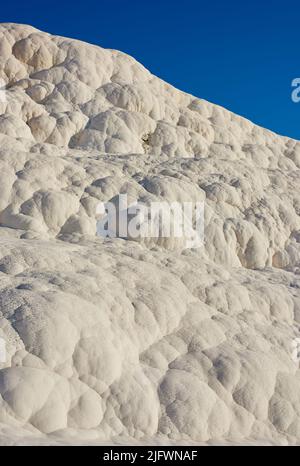 Nahaufnahme von Travertin Pools und Terrasse Felsen in Pamukkale, Türkei in berühmten Tourismus-Urlaub oder Urlaubsziel. Cotton Castle Bereich mit Karbonat Stockfoto