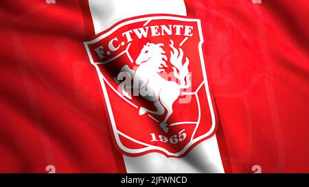 Das Emblem des FC Twente. Bewegung . Die leuchtend rote Flagge ist das Symbol des niederländischen Fußballvereins aus Enschede. Hohe Qualität 4K f Stockfoto