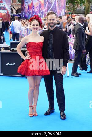 Natalie Portman und Ehemann Benjamin Millepied kommen zur Premiere von Thor: Love and Thunder am Leicester Square in London an. Bilddatum: Dienstag, 5. Juli 2022. Stockfoto