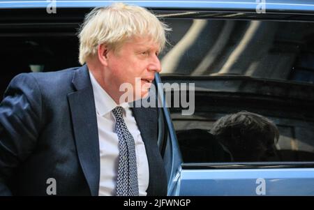 London, Großbritannien. 05.. Juli 2022. Premierminister Boris Johnson kehrt in die Downing Street 10 zurück, nachdem sowohl Kanzler Rishi Sunak als auch Gesundheitsminister Sajid Javid zurückgetreten sind. Kredit: Imageplotter/Alamy Live Nachrichten Stockfoto