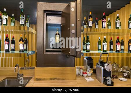 Das Gewölbe am Hauptsitz von Noilly Prat in Marseille, Frankreich. Hier ist eine Kopie der Originalflasche Stockfoto