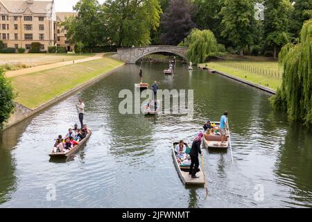 Menschen, die an einem sonnigen Tag in Cambridge in River Cam pokern. Bild aufgenommen am 29.. Juni 2022. © Belinda Jiao jiao.bilin@gmail.com 07598931257 https://ww Stockfoto