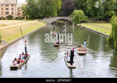 Menschen, die an einem sonnigen Tag in Cambridge in River Cam pokern. Bild aufgenommen am 29.. Juni 2022. © Belinda Jiao jiao.bilin@gmail.com 07598931257 https://ww Stockfoto