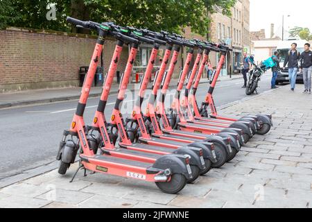 Elektroroller in Cambridge, Großbritannien, in Folge auf einem Bürgersteig verpackt. Bild aufgenommen am 29.. Juni 2022. © Belinda Jiao jiao.bilin@gmail.com 07598931257 h Stockfoto