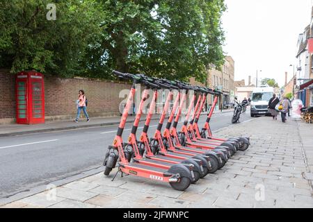 Elektroroller in Cambridge, Großbritannien, in Folge auf einem Bürgersteig verpackt. Bild aufgenommen am 29.. Juni 2022. © Belinda Jiao jiao.bilin@gmail.com 07598931257 h Stockfoto