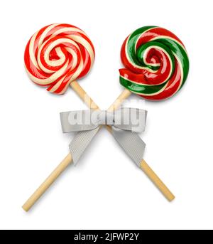 Zwei Candy Cane Lollipops mit Pfefferminzbonbons schneiden auf Weiß aus. Stockfoto