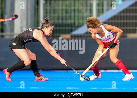 AMSTELVEEN, NIEDERLANDE - 5. JULI: Darcy Bourne aus England, Tarryn Davey aus Neuseeland während des FIH Hockey Women's World Cup 2022 Spiels zwischen Neuseeland und England im Wagener Hockey Stadium am 5. Juli 2022 in Amstelveen, Niederlande (Foto: Patrick Goosen/Orange Picles) Stockfoto