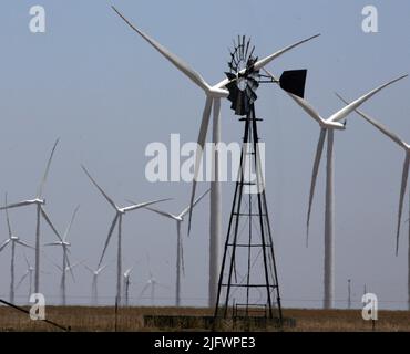In der Nähe eines Windparks in Texas steht die Windmühle eines Cattleman, die einen Vorratstank füllt. Die Wildorado Wind Ranch liegt im Potter County 40 Meilen westlich von Amarillo an der Interstate 40. Die Turbinen haben die Kapazität, mehr als 50.000 Häuser zu versorgen. Die Wildorado Wind Ranch hat zusammen mit zahlreichen anderen Windparks Texas zum Hauptwindkraftproduktionsstaat gemacht. (Foto von Steve Clevenger/Sipa USA) Quelle: SIPA USA/Alamy Live News Stockfoto