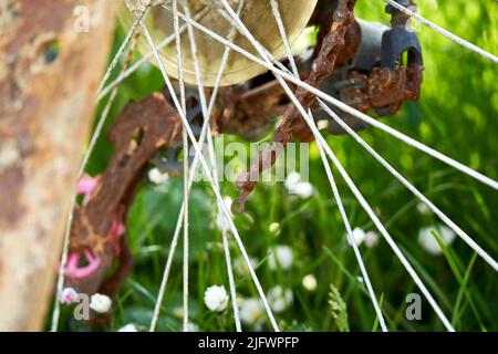 Nahaufnahme eines alten rostigen Fahrrads. Antriebskette ist gebrochen. MTB Zweirad ist ein Seefund. Stockfoto