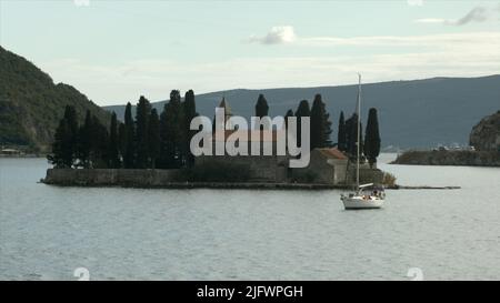 Montenegro, Perast - 29. Juli 2021: Draufsicht auf die Insel mit mittelalterlicher Festung. Kreativ. Schöne Landschaft der Insel in der Mitte der Bucht mit mittelalterlichen Stockfoto