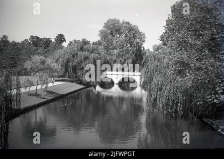 1950s, historische Ansicht der Clare College Bridge, River Cam, Cambridge, England, Großbritannien. Eine alte Brücke, die 1639-40 von Thomas Grumbold erbaut wurde, war eine von nur zwei Brücken, die im Englsher Bürgerkrieg von 1642 bis 1651 nicht zerstört wurden. Die Gärten des Clare College, dem zweitältesten College der Cambridge University, überblicken den Fluss Cam. Stockfoto