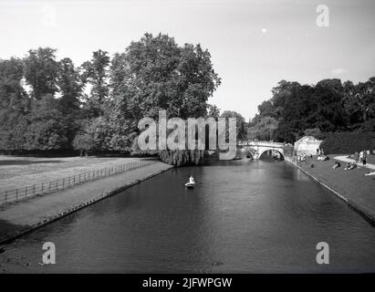 1952, historische Ansicht aus dieser Ära der Trinity Bridge, River Cam, Cambridge, England, Großbritannien. Diese alte Brücke, ursprünglich 1643 erbaut, wurde 1764 von James Essex aus Portland-Stein erbaut und überquert den River Cam am Trinity College, einem der berühmtesten Colleges der Cambridge University. Ein absolutes muss bei einer Tour durch den Fluss Cam. Stockfoto