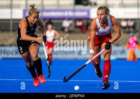 AMSTELVEEN, NIEDERLANDE - 5. JULI: Alex Lukin aus Neuseeland, Hannah Martin aus England beim Spiel der FIH Hockey Women's World Cup 2022 zwischen Neuseeland und England im Wagener Hockey Stadium am 5. Juli 2022 in Amstelveen, Niederlande (Foto: Patrick Goosen/Orange Picles) Stockfoto