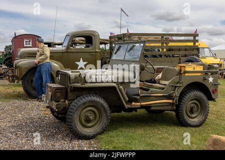 Militärfahrzeuge des 2. Weltkriegs werden auf der Fly Navy Airshow in Shuttleworth am 3.. Juli 2022 ausgestellt Stockfoto