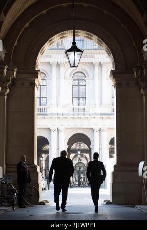 Aktenfoto vom 01/09/20 des Schatzkanzlers Rishi Sunak (rechts) und des Premierministers Boris Johnson verlassen die Downing Street 10 für eine Kabinettssitzung. Der Schatzkanzler Rishi Sunak und der Gesundheitsminister Sajid Javid sind zurückgetreten, nachdem der Premierminister zu einer demütigenden Entschuldigung über seine Behandlung der Chris Pincher-Reihe gezwungen wurde, nachdem er vergessen hatte, von früheren Vorwürfen „unangemessenem“ Verhalten erzählt zu werden. Ausgabedatum: Dienstag, 5. Juli 2022. Stockfoto