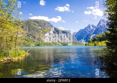 Almsee im Almtal. Landschaftlich schöner See im Salzkammergut in Österreich. Stockfoto