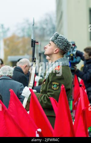 Minsk, Weißrussland - 07. November 2017: Jahrestag der Oktoberrevolution von 1917. Ehrengarde Soldat mit Gewehr und Bajonett Stockfoto