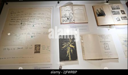 Lucian Freuds Sohn, Alex Boyt. Neben seinem Porträt abgebildet, Ali-Chef, der 1999 von seinem Vater gemalt wurde.um das hundertjährige Jubiläum des britischen Malers Lucian Freud zu ehren, zeigt das Freud Museum seine erste Ausstellung des großen Porträtkünstlers.der Maler und seine Familie zeigt Gegenstände aus Galerien und Privatsammlungen , Die Archive des Museums und die Familie Lucian Freuds . Einige der Gegenstände wurden noch nie oder nur selten in der Öffentlichkeit gesehen, die Ausstellung läuft vom 6. Juli bis zum 29. Januar 2023 im Freud Museum ... Stockfoto