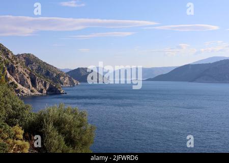 Malerischer Blick auf das Mittelmeer mit felsigen Klippen, Buchten und Inseln. Sommerküste der Türkei in der Region Marmaris mit grünen Bergen Stockfoto