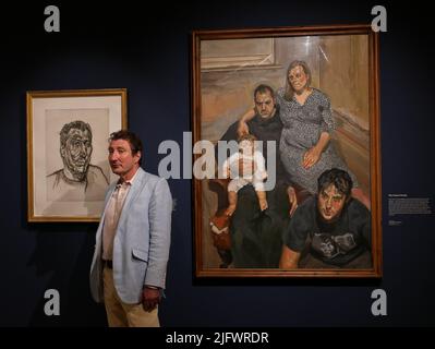 Lucian Freuds Sohn, Alex Boyt. Neben seinem Porträt abgebildet, Ali-Chef, der 1999 von seinem Vater gemalt wurde.um das hundertjährige Jubiläum des britischen Malers Lucian Freud zu ehren, zeigt das Freud Museum seine erste Ausstellung des großen Porträtkünstlers.der Maler und seine Familie zeigt Gegenstände aus Galerien und Privatsammlungen , Die Archive des Museums und die Familie Lucian Freuds . Einige der Gegenstände wurden noch nie oder nur selten in der Öffentlichkeit gesehen, die Ausstellung läuft vom 6. Juli bis zum 29. Januar 2023 im Freud Museum ... Stockfoto