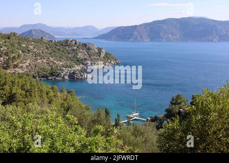 Malerischer Blick auf das Mittelmeer mit felsigen Klippen, Buchten und Inseln. Sommerküste der Türkei in der Region Marmaris mit grünen Bergen Stockfoto