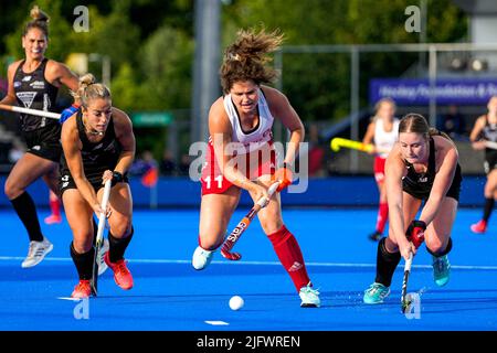 AMSTELVEEN, NIEDERLANDE - 5. JULI: Alex Lukin aus Neuseeland, Holly Hunt of England beim FIH Hockey Women's World Cup 2022 Spiel zwischen Neuseeland und England im Wagener Hockey Stadium am 5. Juli 2022 in Amstelveen, Niederlande (Foto: Patrick Goosen/Orange Picles) Stockfoto