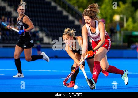 AMSTELVEEN, NIEDERLANDE - 5. JULI: Alex Lukin aus Neuseeland, Holly Hunt of England beim FIH Hockey Women's World Cup 2022 Spiel zwischen Neuseeland und England im Wagener Hockey Stadium am 5. Juli 2022 in Amstelveen, Niederlande (Foto: Patrick Goosen/Orange Picles) Stockfoto