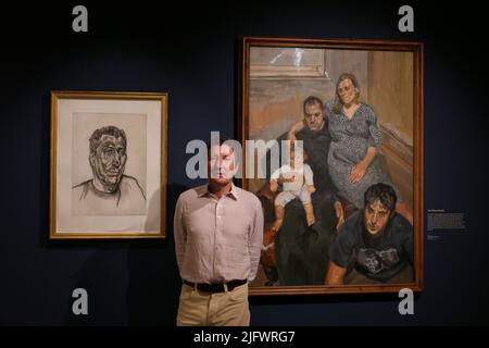 Lucian Freuds Sohn, Alex Boyt. Neben seinem Porträt abgebildet, Ali-Chef, der 1999 von seinem Vater gemalt wurde.um das hundertjährige Jubiläum des britischen Malers Lucian Freud zu ehren, zeigt das Freud Museum seine erste Ausstellung des großen Porträtkünstlers.der Maler und seine Familie zeigt Gegenstände aus Galerien und Privatsammlungen , Die Archive des Museums und die Familie Lucian Freuds . Einige der Gegenstände wurden noch nie oder nur selten in der Öffentlichkeit gesehen, die Ausstellung läuft vom 6. Juli bis zum 29. Januar 2023 im Freud Museum ... Stockfoto