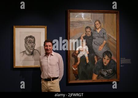 Lucian Freuds Sohn, Alex Boyt. Neben seinem Porträt abgebildet, Ali-Chef, der 1999 von seinem Vater gemalt wurde.um das hundertjährige Jubiläum des britischen Malers Lucian Freud zu ehren, zeigt das Freud Museum seine erste Ausstellung des großen Porträtkünstlers.der Maler und seine Familie zeigt Gegenstände aus Galerien und Privatsammlungen , Die Archive des Museums und die Familie Lucian Freuds . Einige der Gegenstände wurden noch nie oder nur selten in der Öffentlichkeit gesehen, die Ausstellung läuft vom 6. Juli bis zum 29. Januar 2023 im Freud Museum ... Stockfoto