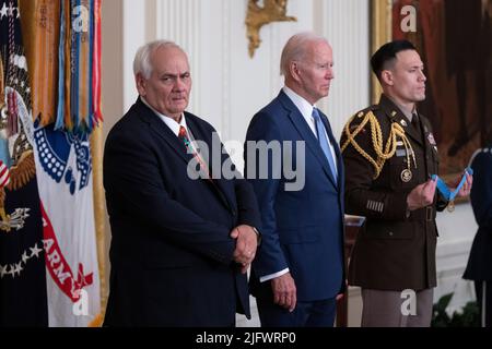 Washington, Vereinigte Staaten. 05.. Juli 2022. Der Präsident der Vereinigten Staaten, Joe Biden, verleiht die Ehrenmedaille an den Vietnam-Veteranen-Spezialisten fünf Dwight W. Birdwell im Weißen Haus in Washington, DC, 5. Juli 2022. Quelle: Chris Kleponis/CNP/dpa/Alamy Live News Stockfoto