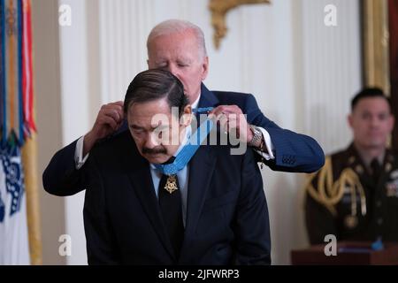 Washington, Vereinigte Staaten. 05.. Juli 2022. Der Präsident der Vereinigten Staaten, Joe Biden, verleiht die Ehrenmedaille an den Vietnam-Veteranen-Spezialisten fünf Dennis M. Fujii im Weißen Haus in Washington, DC, 5. Juli 2022. Quelle: Chris Kleponis/CNP/dpa/Alamy Live News Stockfoto