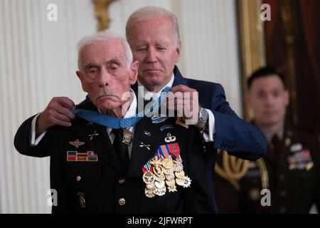 Washington, Vereinigte Staaten. 05.. Juli 2022. Der Präsident der Vereinigten Staaten, Joe Biden, verleiht die Ehrenmedaille an den Vietnam-Kriegsveteranen Major John J. Duffy im Weißen Haus in Washington, DC, 5. Juli 2022. Quelle: Chris Kleponis/CNP/dpa/Alamy Live News Stockfoto