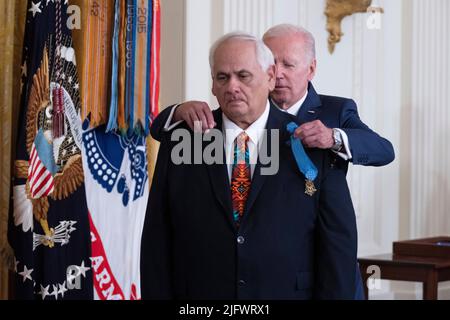 Washington, Vereinigte Staaten. 05.. Juli 2022. Der Präsident der Vereinigten Staaten, Joe Biden, verleiht die Ehrenmedaille an den Vietnam-Veteranen-Spezialisten fünf Dwight W. Birdwell im Weißen Haus in Washington, DC, 5. Juli 2022. Quelle: Chris Kleponis/CNP/dpa/Alamy Live News Stockfoto