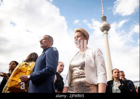 Berlin, Deutschland. 05.. Juli 2022. Franziska Giffey (SPD), Regierende Bürgermeisterin von Berlin, besucht die Berliner Hoffestspiele unter dem Fernsehturm. Quelle: Fabian Sommer/dpa/Alamy Live News Stockfoto