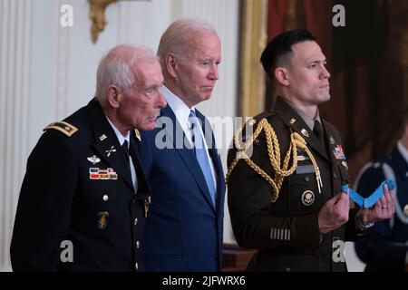 Washington, Vereinigte Staaten. 05.. Juli 2022. Der Präsident der Vereinigten Staaten, Joe Biden, verleiht die Ehrenmedaille an den Vietnam-Kriegsveteranen Major John J. Duffy im Weißen Haus in Washington, DC, 5. Juli 2022. Quelle: Chris Kleponis/CNP/dpa/Alamy Live News Stockfoto