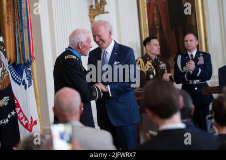 Washington, Vereinigte Staaten. 05.. Juli 2022. Der Präsident der Vereinigten Staaten, Joe Biden, verleiht die Ehrenmedaille an den Vietnam-Kriegsveteranen Major John J. Duffy im Weißen Haus in Washington, DC, 5. Juli 2022. Quelle: Chris Kleponis/CNP/dpa/Alamy Live News Stockfoto