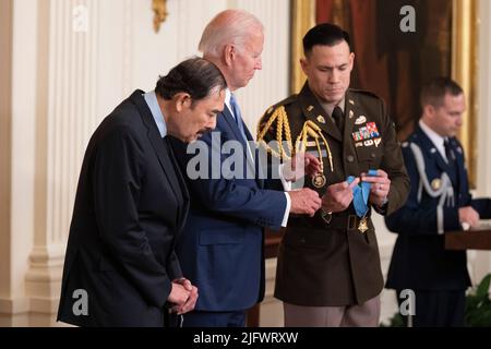 Washington, Vereinigte Staaten. 05.. Juli 2022. Der Präsident der Vereinigten Staaten, Joe Biden, verleiht die Ehrenmedaille an den Vietnam-Veteranen-Spezialisten fünf Dennis M. Fujii im Weißen Haus in Washington, DC, 5. Juli 2022. Quelle: Chris Kleponis/CNP/dpa/Alamy Live News Stockfoto