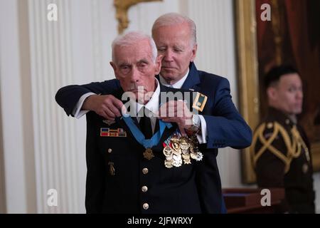 Washington, Vereinigte Staaten. 05.. Juli 2022. Der Präsident der Vereinigten Staaten, Joe Biden, verleiht die Ehrenmedaille an den Vietnam-Kriegsveteranen Major John J. Duffy im Weißen Haus in Washington, DC, 5. Juli 2022. Quelle: Chris Kleponis/CNP/dpa/Alamy Live News Stockfoto