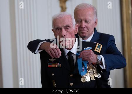 Washington, Vereinigte Staaten. 05.. Juli 2022. Der Präsident der Vereinigten Staaten, Joe Biden, verleiht die Ehrenmedaille an den Vietnam-Kriegsveteranen Major John J. Duffy im Weißen Haus in Washington, DC, 5. Juli 2022. Quelle: Chris Kleponis/CNP/dpa/Alamy Live News Stockfoto