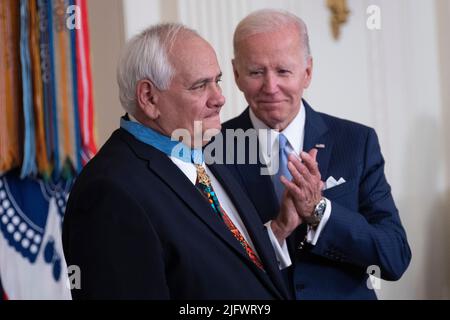 Washington, Vereinigte Staaten. 05.. Juli 2022. Der Präsident der Vereinigten Staaten, Joe Biden, verleiht die Ehrenmedaille an den Vietnam-Veteranen-Spezialisten fünf Dwight W. Birdwell im Weißen Haus in Washington, DC, 5. Juli 2022. Quelle: Chris Kleponis/CNP/dpa/Alamy Live News Stockfoto