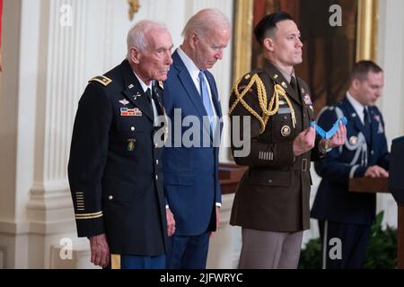 Washington, Vereinigte Staaten. 05.. Juli 2022. Der Präsident der Vereinigten Staaten, Joe Biden, verleiht die Ehrenmedaille an den Vietnam-Kriegsveteranen Major John J. Duffy im Weißen Haus in Washington, DC, 5. Juli 2022. Quelle: Chris Kleponis/CNP/dpa/Alamy Live News Stockfoto