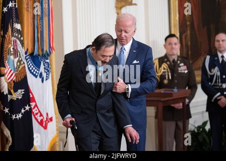 Washington, Vereinigte Staaten. 05.. Juli 2022. Der Präsident der Vereinigten Staaten, Joe Biden, verleiht die Ehrenmedaille an den Vietnam-Veteranen-Spezialisten fünf Dennis M. Fujii im Weißen Haus in Washington, DC, 5. Juli 2022. Quelle: Chris Kleponis/CNP/dpa/Alamy Live News Stockfoto