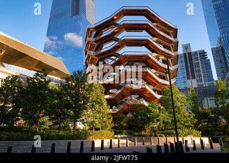New York City. Das Schiff (skulpturale Treppe) auf der Esplanade der Hudson Yards bei Sonnenuntergang im Sommer. Midtown West, Manhattan Stockfoto