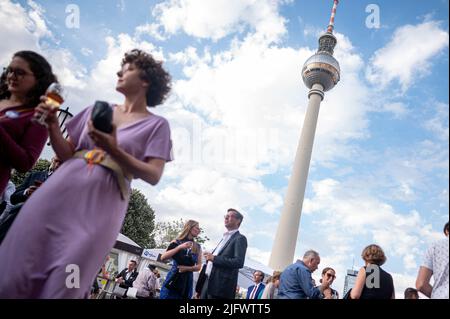 Berlin, Deutschland. 05.. Juli 2022. Unter dem Fernsehturm laufen die Gäste über das Berliner Hoffest. Quelle: Fabian Sommer/dpa/Alamy Live News Stockfoto