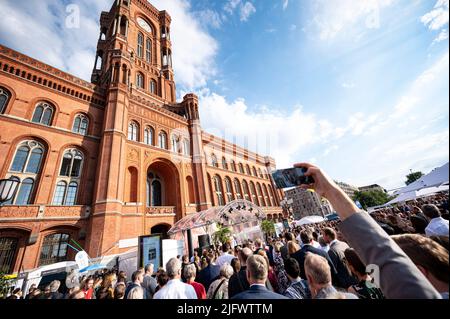 Berlin, Deutschland. 05.. Juli 2022. Die Gäste laufen über das Berliner Hoffest vor dem Roten Rathaus. Quelle: Fabian Sommer/dpa/Alamy Live News Stockfoto