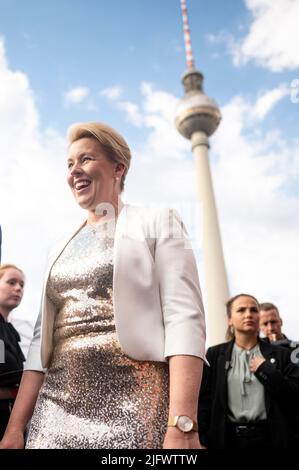 Berlin, Deutschland. 05.. Juli 2022. Franziska Giffey (SPD), Regierende Bürgermeisterin von Berlin, besucht die Berliner Hoffestspiele unter dem Fernsehturm. Quelle: Fabian Sommer/dpa/Alamy Live News Stockfoto