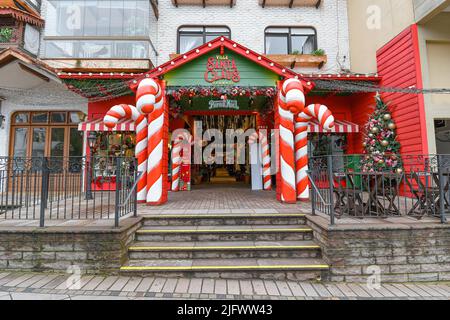 Gramado, RS, Brasilien - 19. Mai 2022: Fassade der Villa Santa Claus Gramado, auf der Borges de Medeiros Avenue. Stockfoto