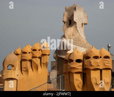 Kamine und Lüftungstürme, La Pedrera (Casa Milà, Antoni Gaudi, 1905-10), Barcelona, Katalonien, Spanien Stockfoto