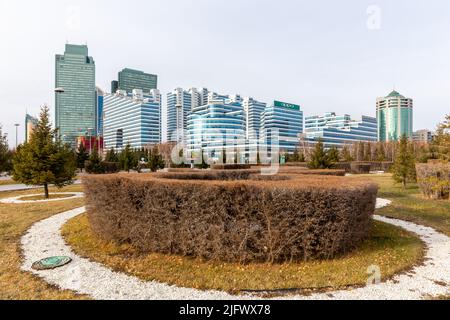 Nur Sultan (Astana), Kasachstan, 11.11.21. Skyline des Geschäftsviertels nur Sultan mit modernen Bürogebäuden aus Glas, Diplomat Hotel Stockfoto
